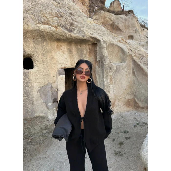 Siyah Ön Bağcıklı Triko Takım