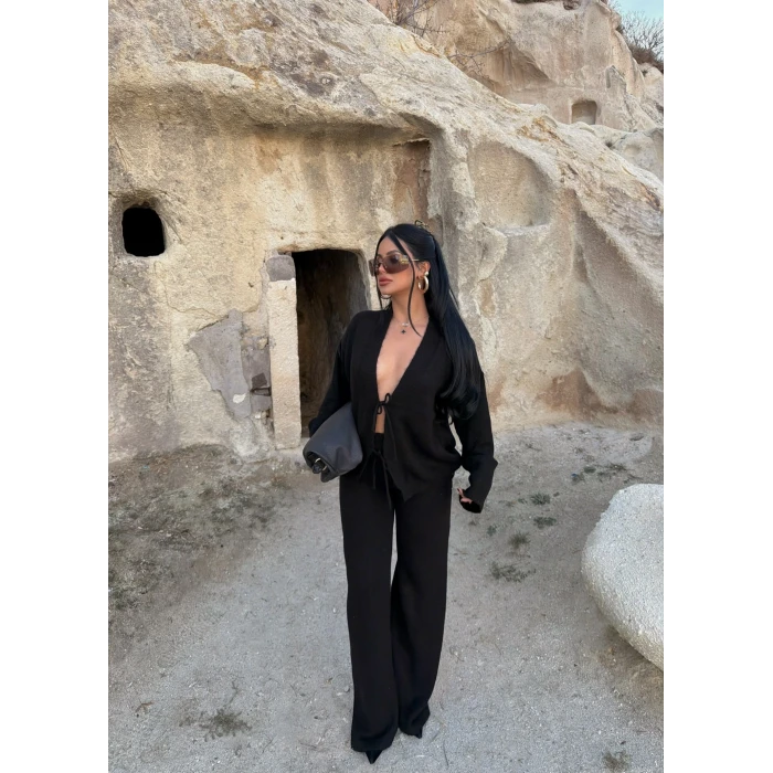 Siyah Ön Bağcıklı Triko Takım