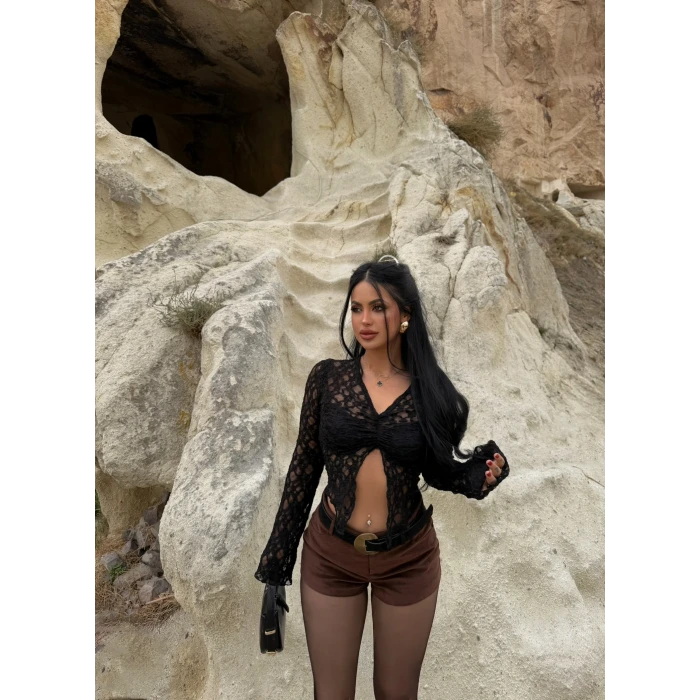 Siyah Ön Büzgülü Güpürlü Bluz