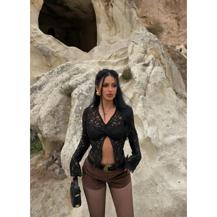 Siyah Ön Büzgülü Güpürlü Bluz