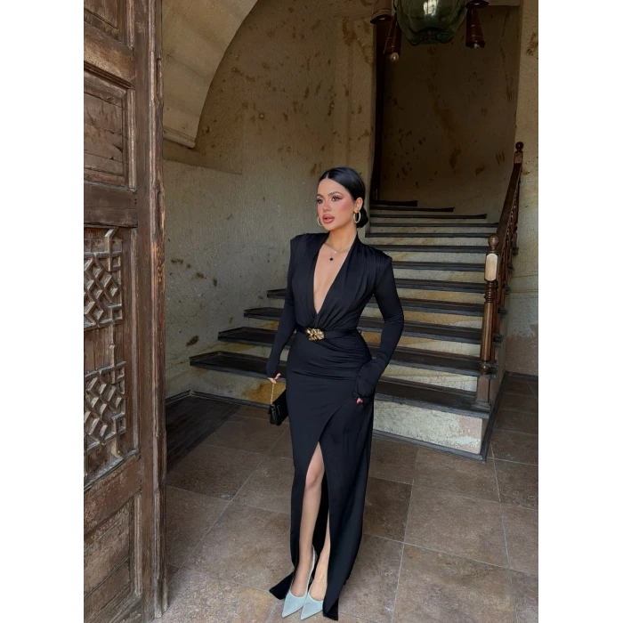 Siyah Ön Yırtmaçlı Aksesuar Tokalı Elbise