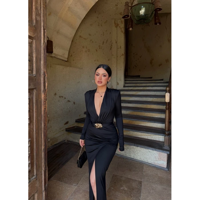 Siyah Ön Yırtmaçlı Aksesuar Tokalı Elbise