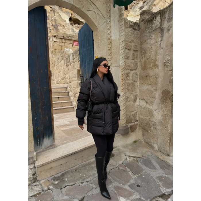 Siyah Önü Bağlamalı Dolumlu Mont