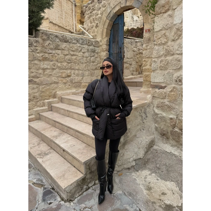 Siyah Önü Bağlamalı Dolumlu Mont