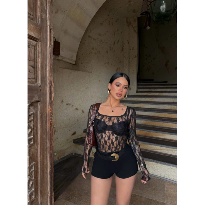 Siyah Oval Yaka Güpürlü Crop