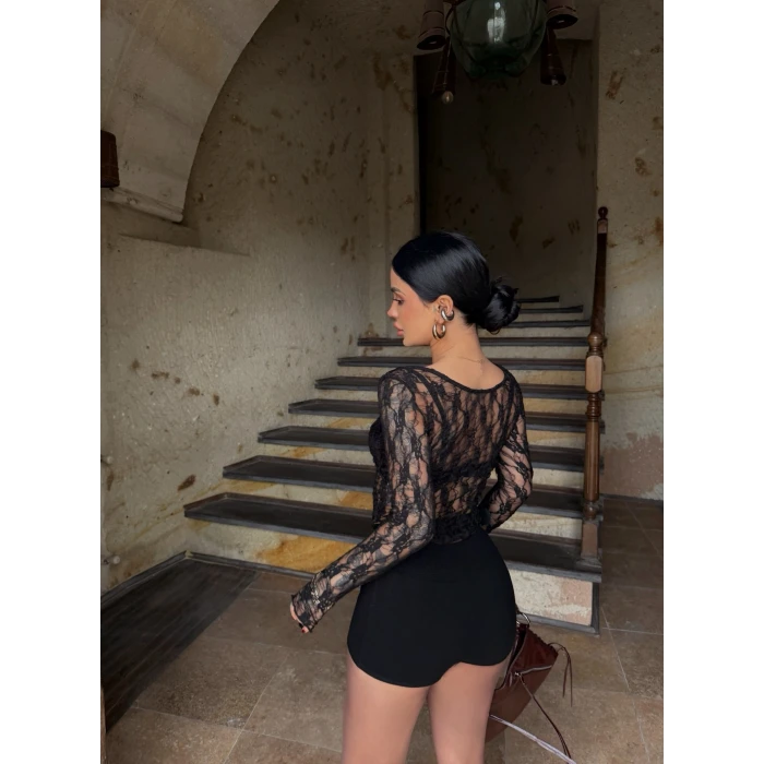 Siyah Oval Yaka Güpürlü Crop