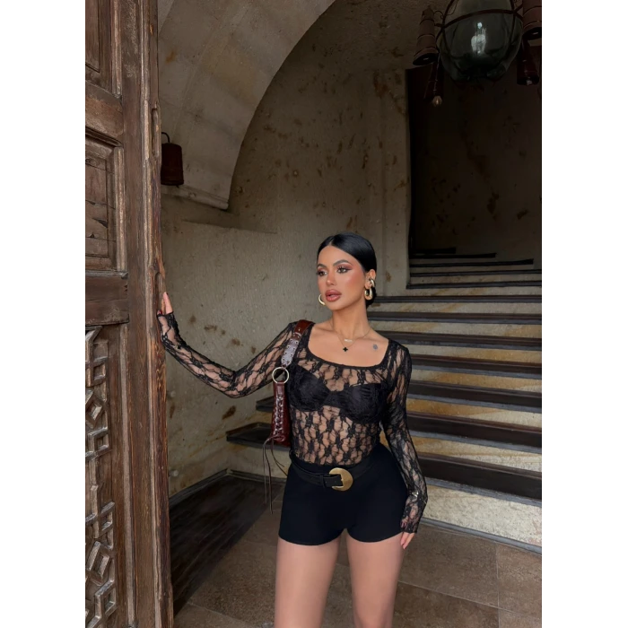 Siyah Oval Yaka Güpürlü Crop