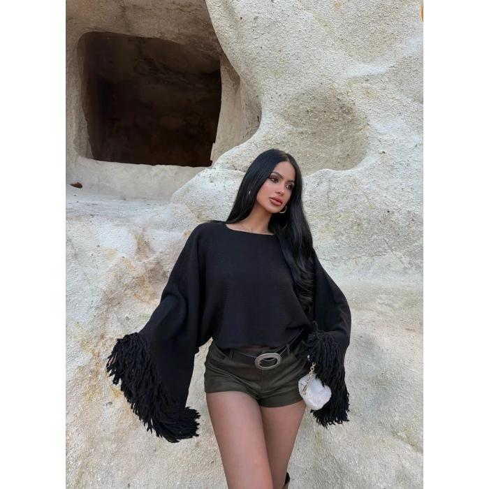 Siyah Püsküllü Panço Kazak