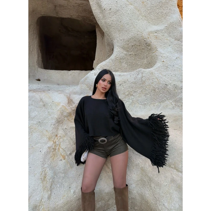 Siyah Püsküllü Panço Kazak