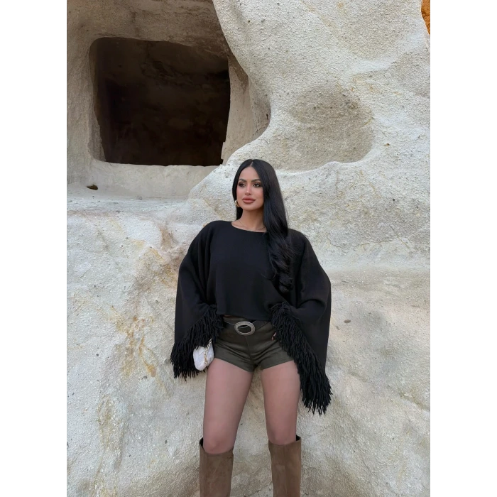 Siyah Püsküllü Panço Kazak