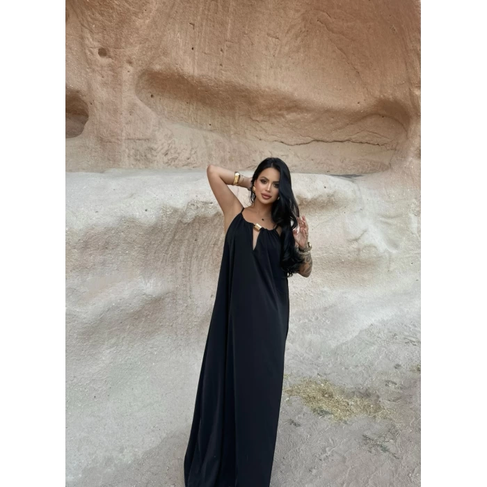 Siyah Yaka Aksesuarlı Arya Elbise