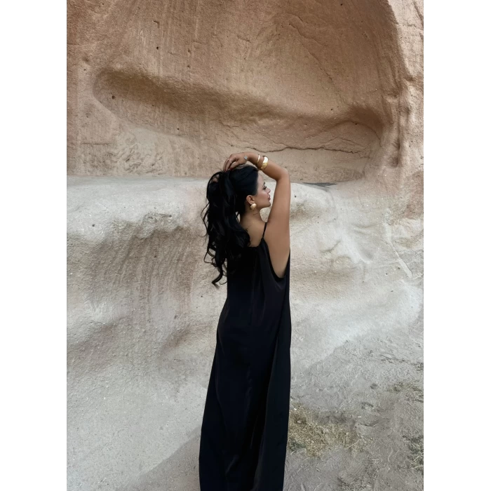 Siyah Yaka Aksesuarlı Arya Elbise