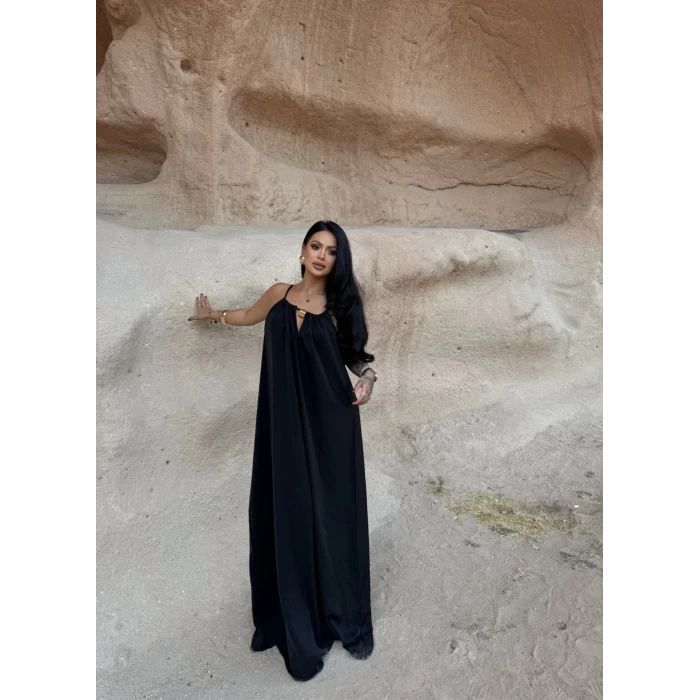 Siyah Yaka Aksesuarlı Arya Elbise