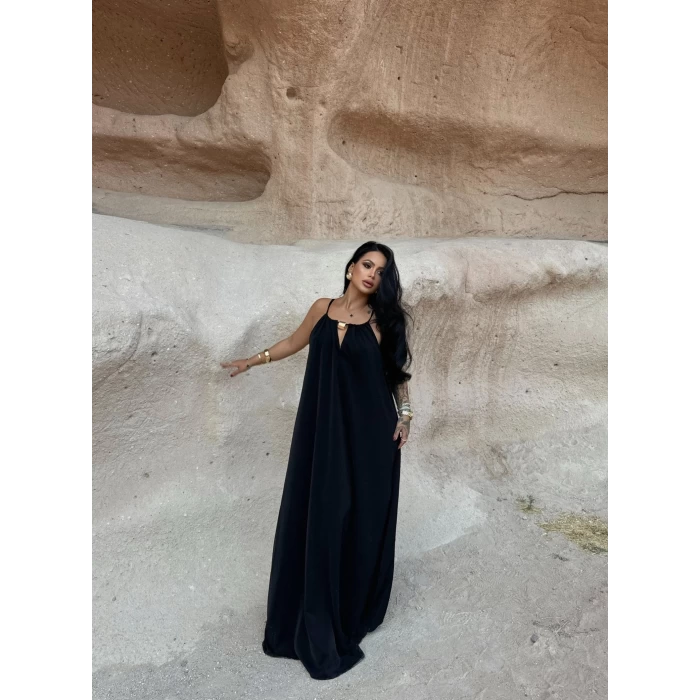 Siyah Yaka Aksesuarlı Arya Elbise
