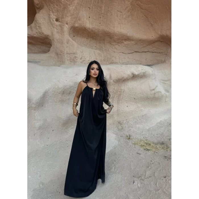 Siyah Yaka Aksesuarlı Arya Elbise