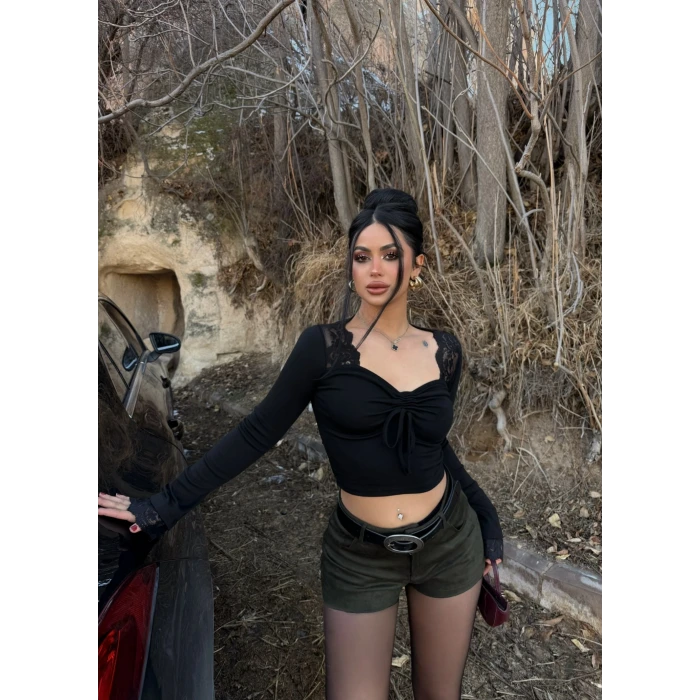 Siyah Yaka Bağcıklı Dantel Detay Crop