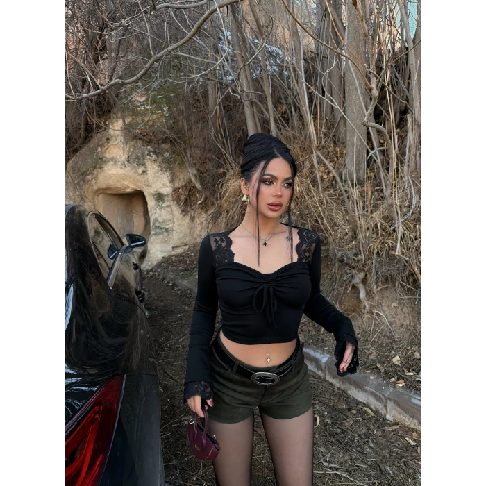 Siyah Yaka Bağcıklı Dantel Detay Crop