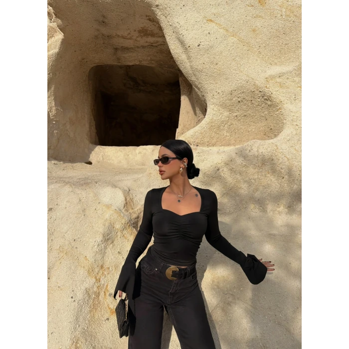 Siyah Yaka Büzgülü Volanlı Crop