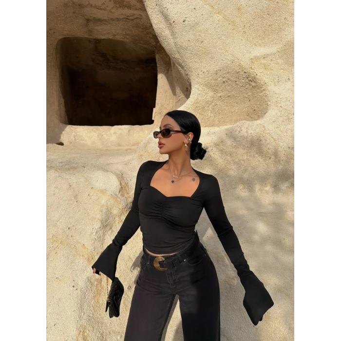 Siyah Yaka Büzgülü Volanlı Crop