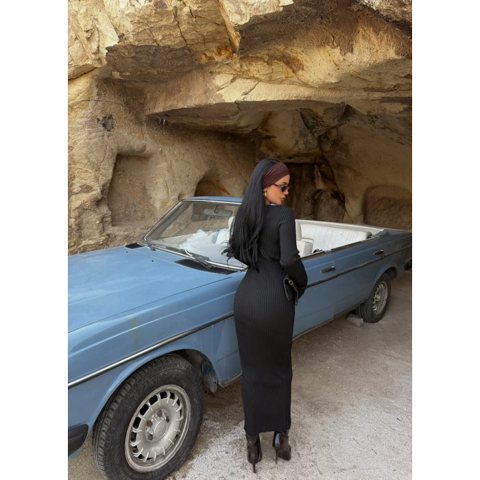 Siyah Yaka Detaylı Triko Elbise