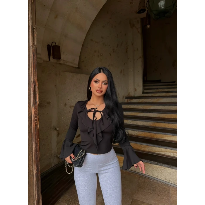 Siyah Yaka Kurdela Volanlı Bluz