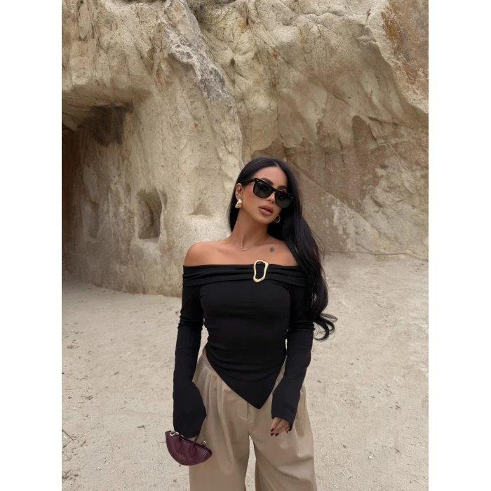 Siyah Yaka Tokalı Asimetrik Bluz