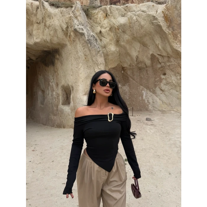 Siyah Yaka Tokalı Asimetrik Bluz