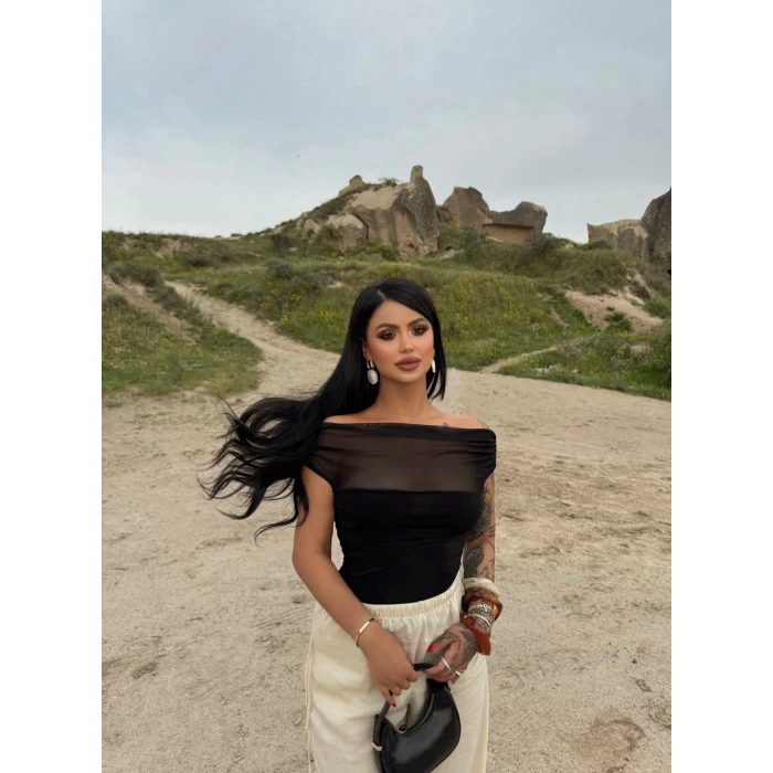 Siyah Yaka Tül Detaylı Crop