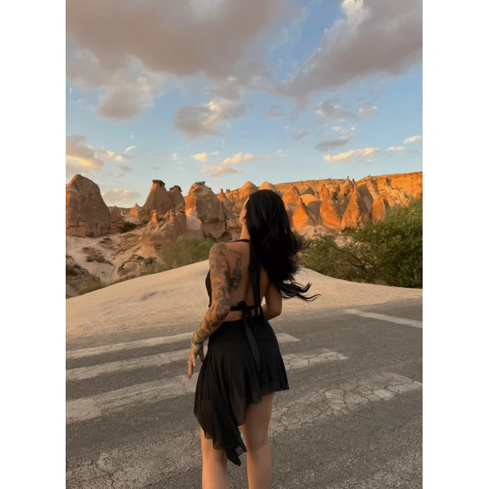 Siyah Yakası Degaje Aksesuarlı Elbise