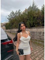 Beyaz Tokalı Sırt Çapraz Büzgülü Elbise