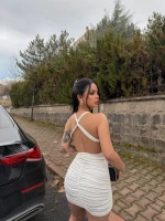 Beyaz Tokalı Sırt Çapraz Büzgülü Elbise