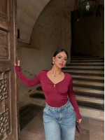 Bordo V Yaka Aksesuarlı Bluz