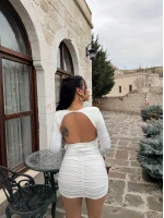 Beyaz Omuz Vatkalı Sırt Dekolte Elbise