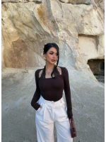 Kahve Boyundan Geçmeli Güpürlü Bluz