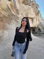 Siyah Boyundan Geçmeli Güpürlü Bluz