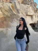 Siyah Boyundan Geçmeli Güpürlü Bluz