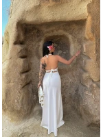 Beyaz Boyundan Geçmeli Yırtmaçlı Elbise