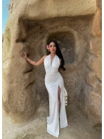 Beyaz Boyundan Geçmeli Yırtmaçlı Elbise