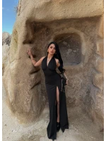 Siyah Boyundan Geçmeli Yırtmaçlı Elbise