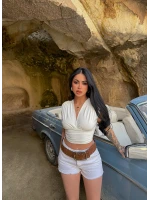 Beyaz Ön Çapraz V Crop