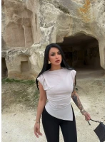Beyaz Vatkalı Pileli Bluz