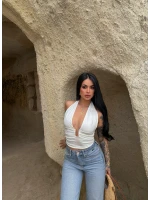 Beyaz Boyundan Bağlamalı Aksesuarlı Crop