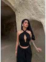 Siyah Boyundan Bağlamalı Aksesuarlı Crop