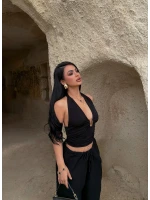 Siyah Boyundan Bağlamalı Aksesuarlı Crop