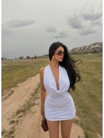 Beyaz Sırt Zincirli Dekolte Elbise