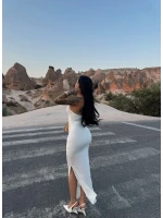 Beyaz Halter Yaka Aksesuarlı Elbise