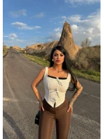 Beyaz Göğüs Bağcıklı Biyeli Crop
