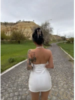 Beyaz Aksesuarlı Mini Saten Elbise