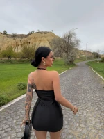 Siyah Aksesuarlı Mini Saten Elbise