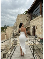 Beyaz Göğüs Aksesuarlı Maxi Elbise